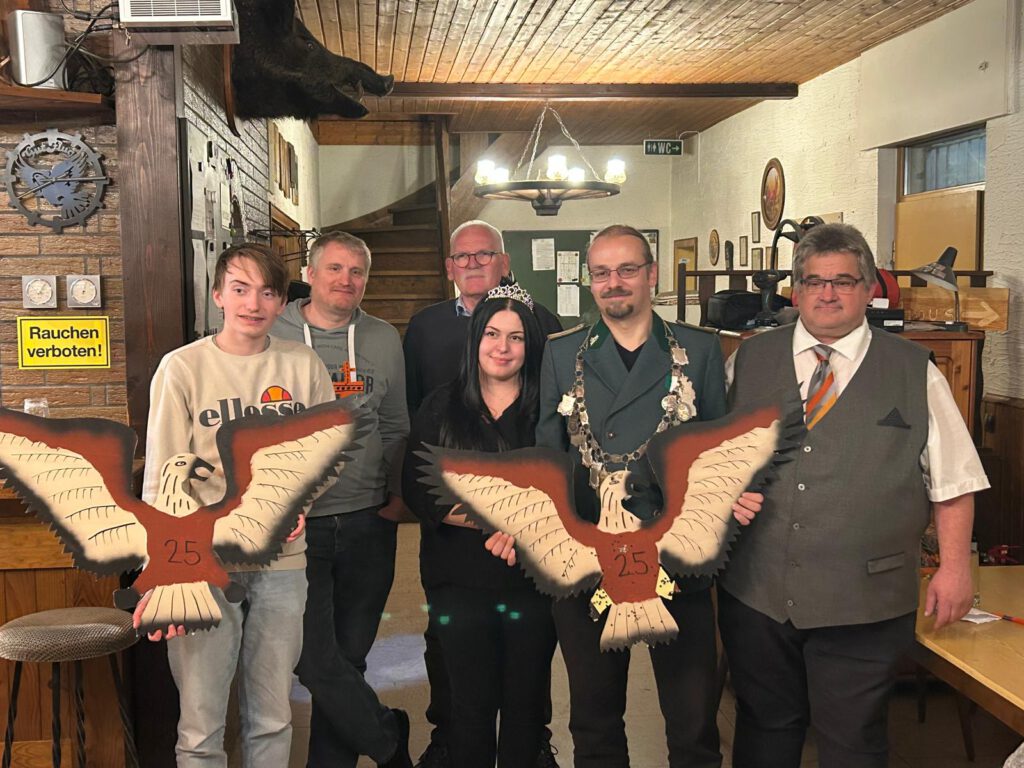 v.l. Jugendschützenkönig Matti Göbel, Thomas Persching, Michael Geck, Königin Sara Ott, Schützenkönig Alexander Ott, Frank Heidrich